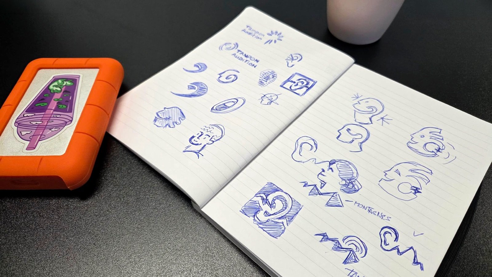 Croquis de recherche au crayon pour le logo Tampon Audition