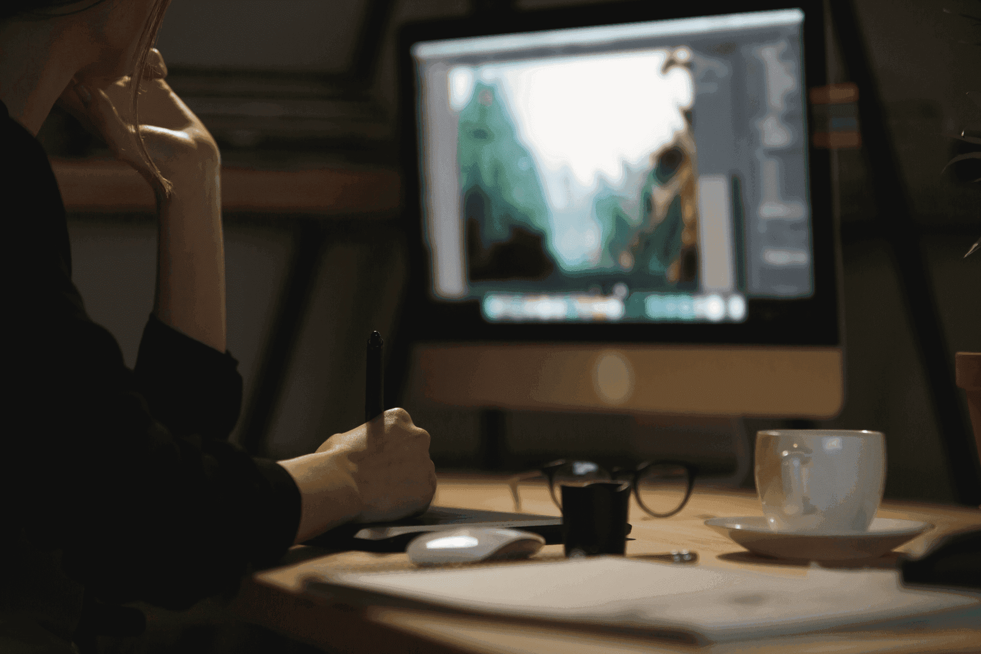 Designer graphique utilisant Photoshop, Illustrator, Figma et Sketch pour la création d'identités visuelles à Genève