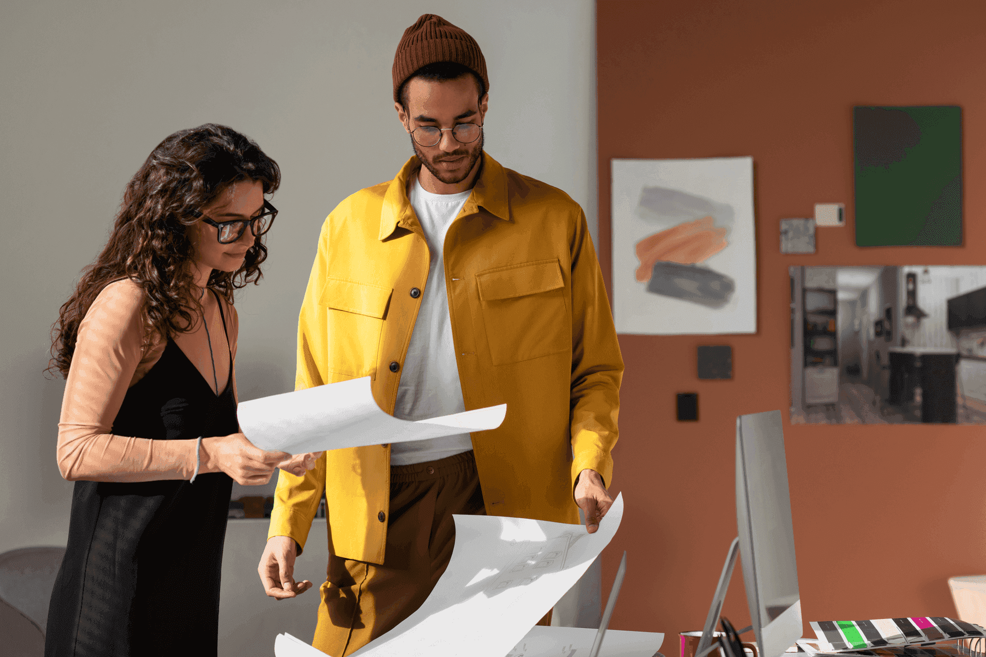 Échange de confiance entre l'Agence Kinome et son client dans le bureau pour le suivi d'un projet de branding