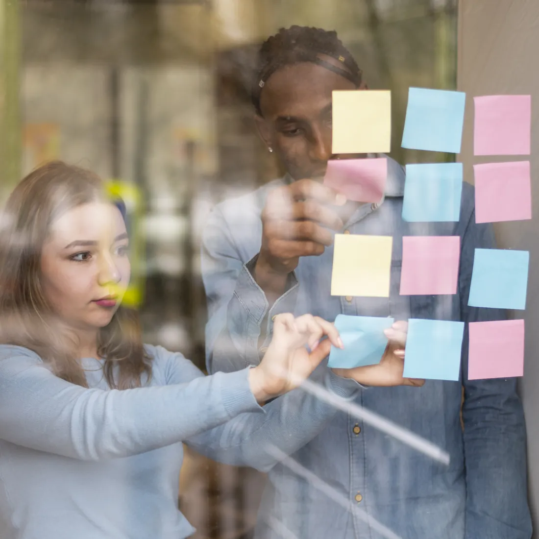 Deux personnes en atelier de positionnement de marque