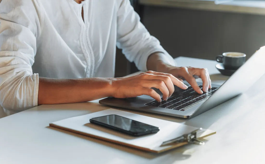 Travail de recherche et d'analyse concurrentielle sur ordinateur
