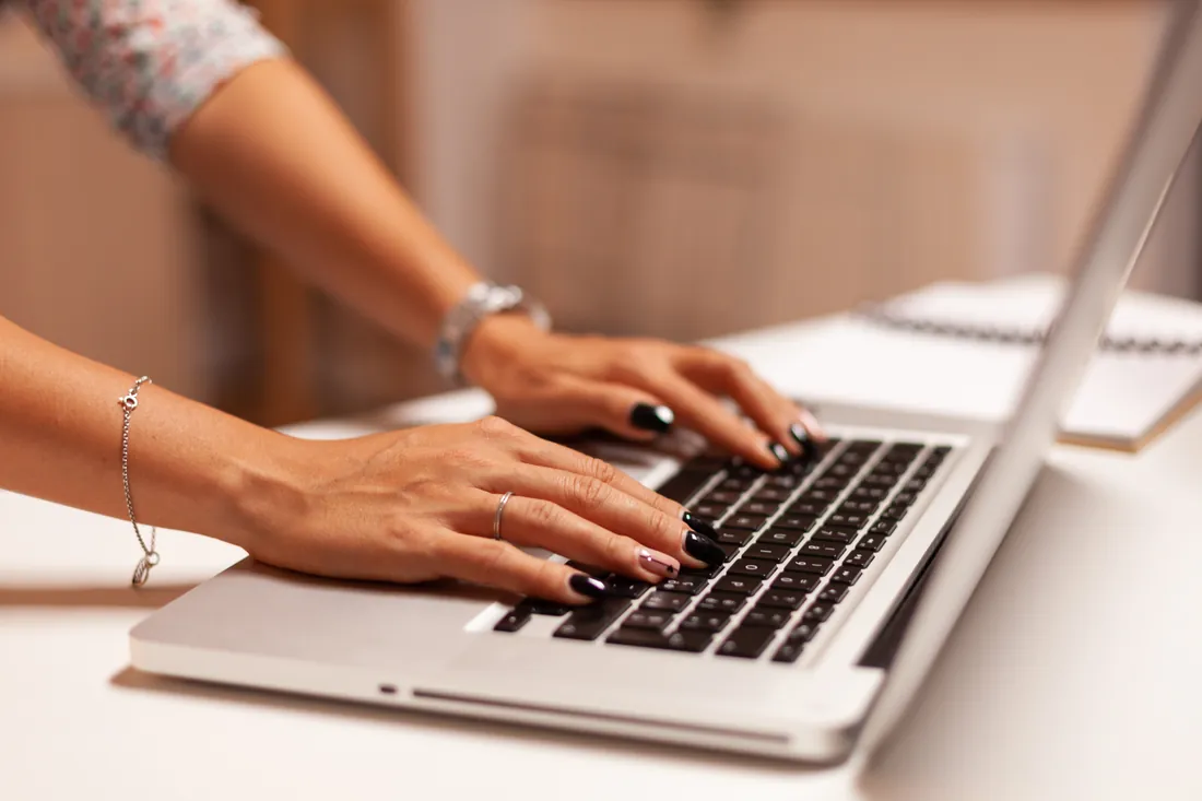 Travail d'optimisation de contenu sur un ordinateur