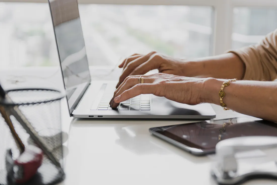 Poste de travail avec ordinateur et tablette, suivi des positions Google