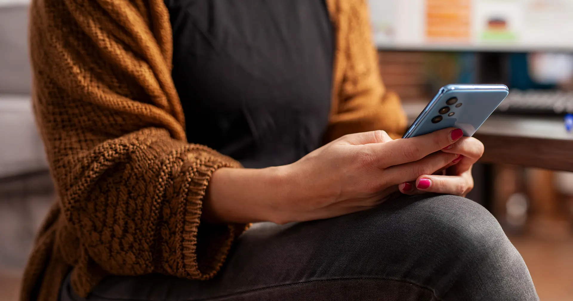 Personne consultant les réseaux sociaux sur son téléphone